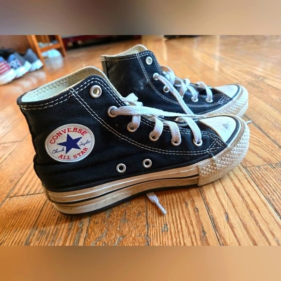 Girls Converse - Picture 1 of 4